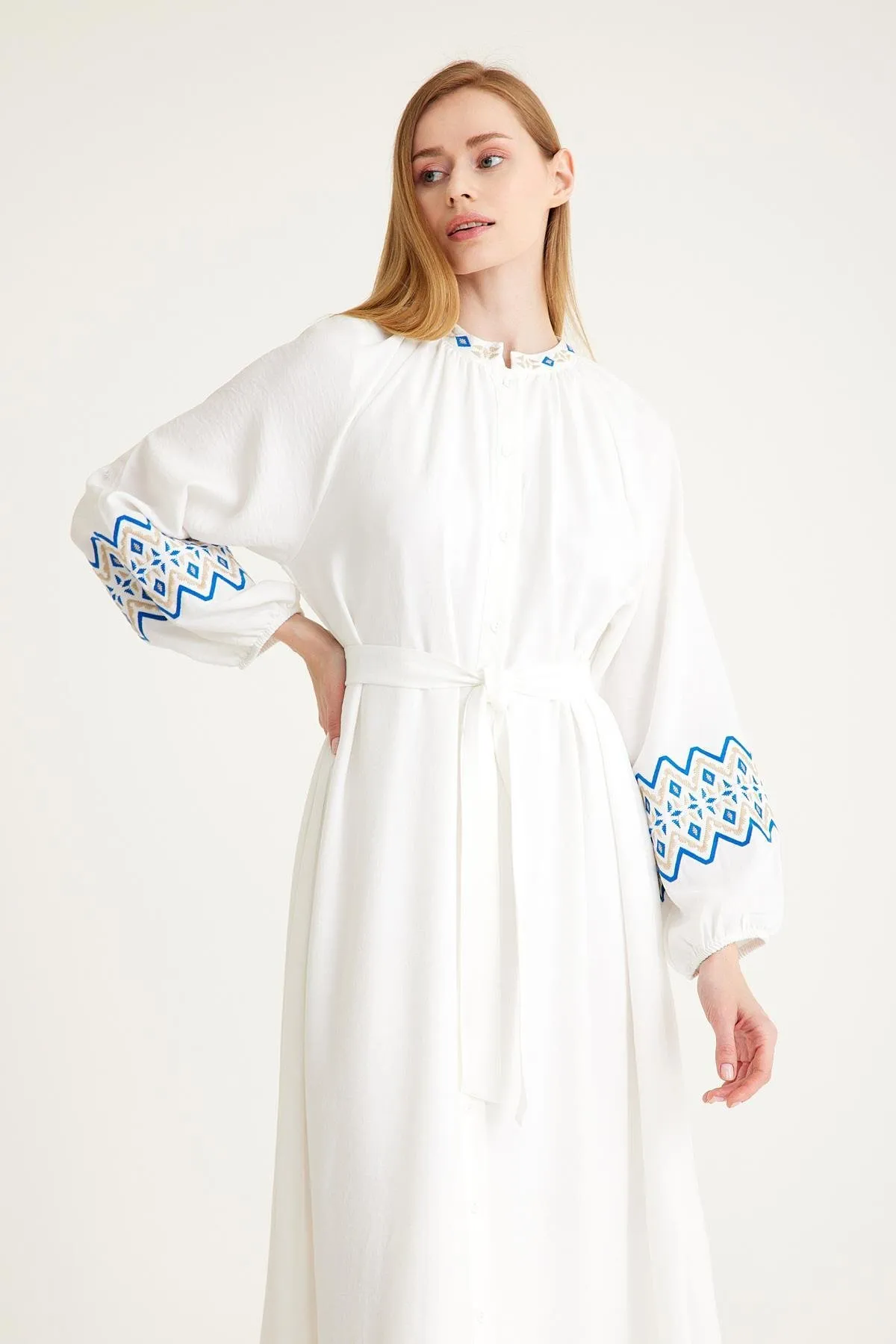 Olcay  WEISSES Kleid mit Chief-Kragen und Stickerei-Details 2604-EY