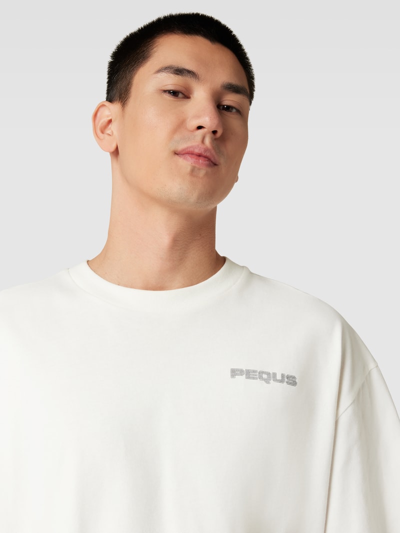 PEQUS X P&C - T-Shirt mit Label-Prints in weiß