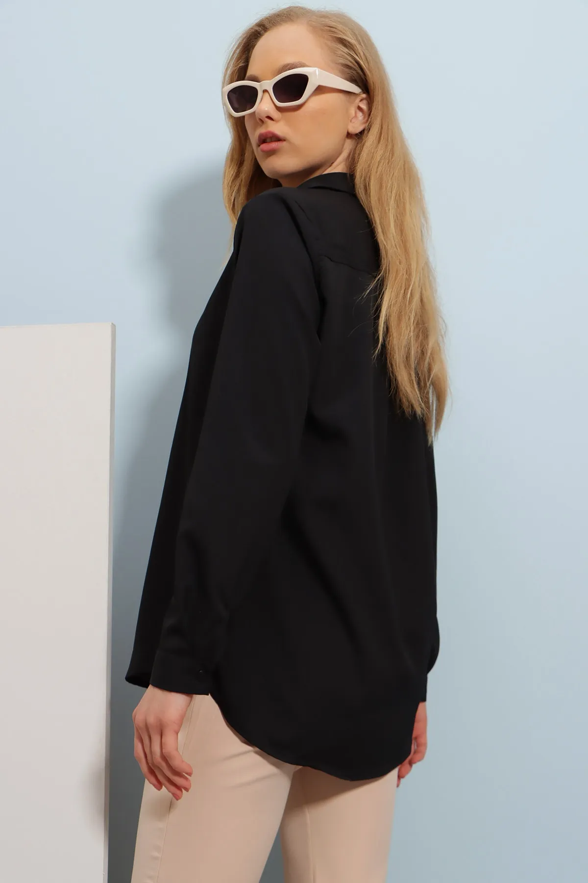 Trend Alaçatı Stili  Schwarzes Basic-Webhemd für Damen ALC-X5442