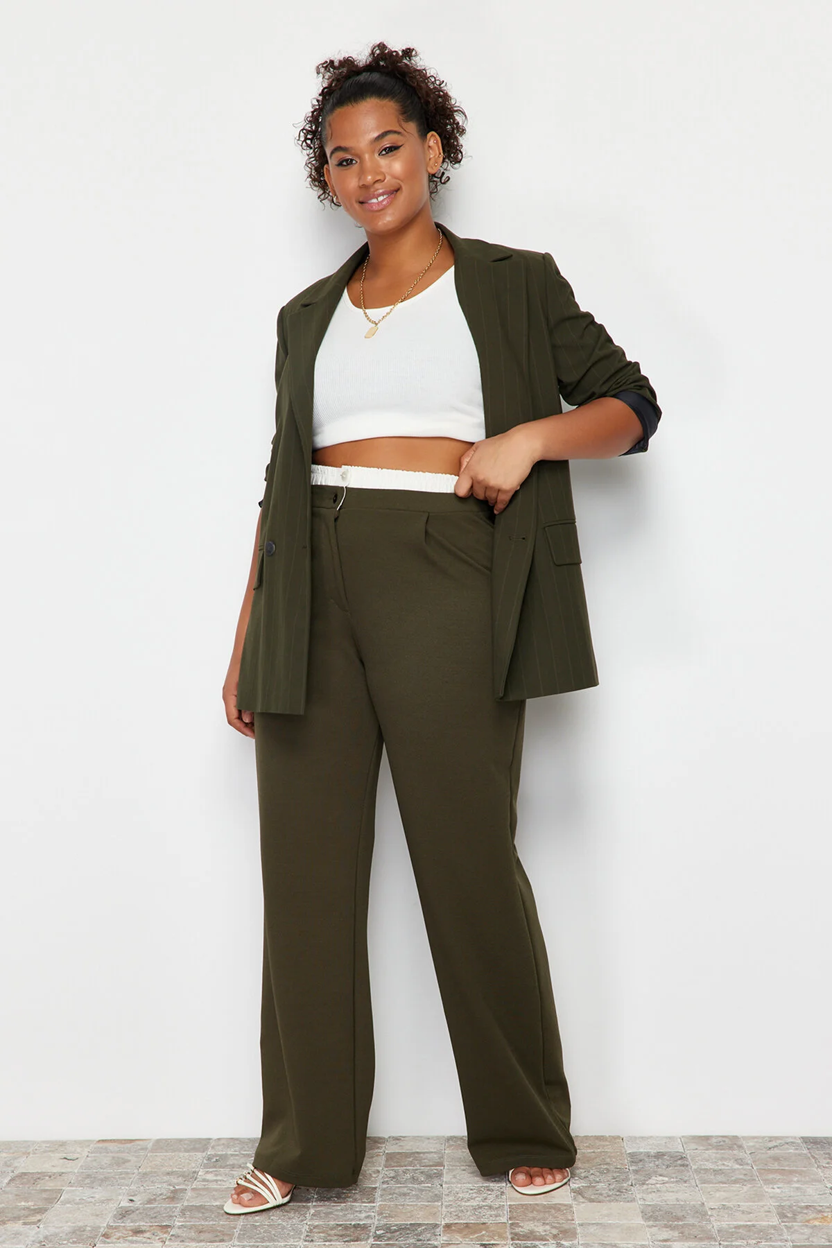 Trendyol Curve  Khakifarbene Strickhose mit Taillendetail TBBSS24AR00000