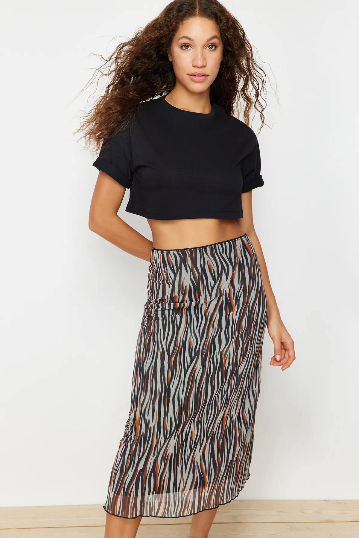 Trendyol Collection  Brauner bedruckter Midi-Strickrock aus gefüttertem Tüll mit elastischer Taille TWOAW24ET00006