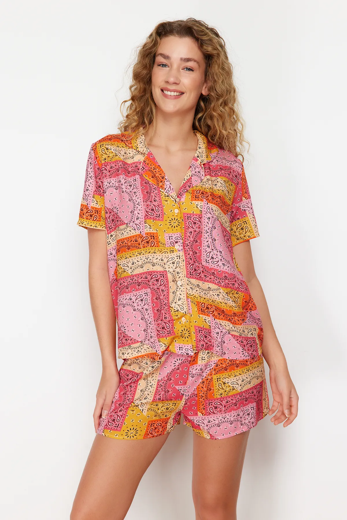 Trendyol Collection  Mehrfarbiges Pyjama-Set aus gewebter Viskose mit ethnischem Muster THMSS24PT00180