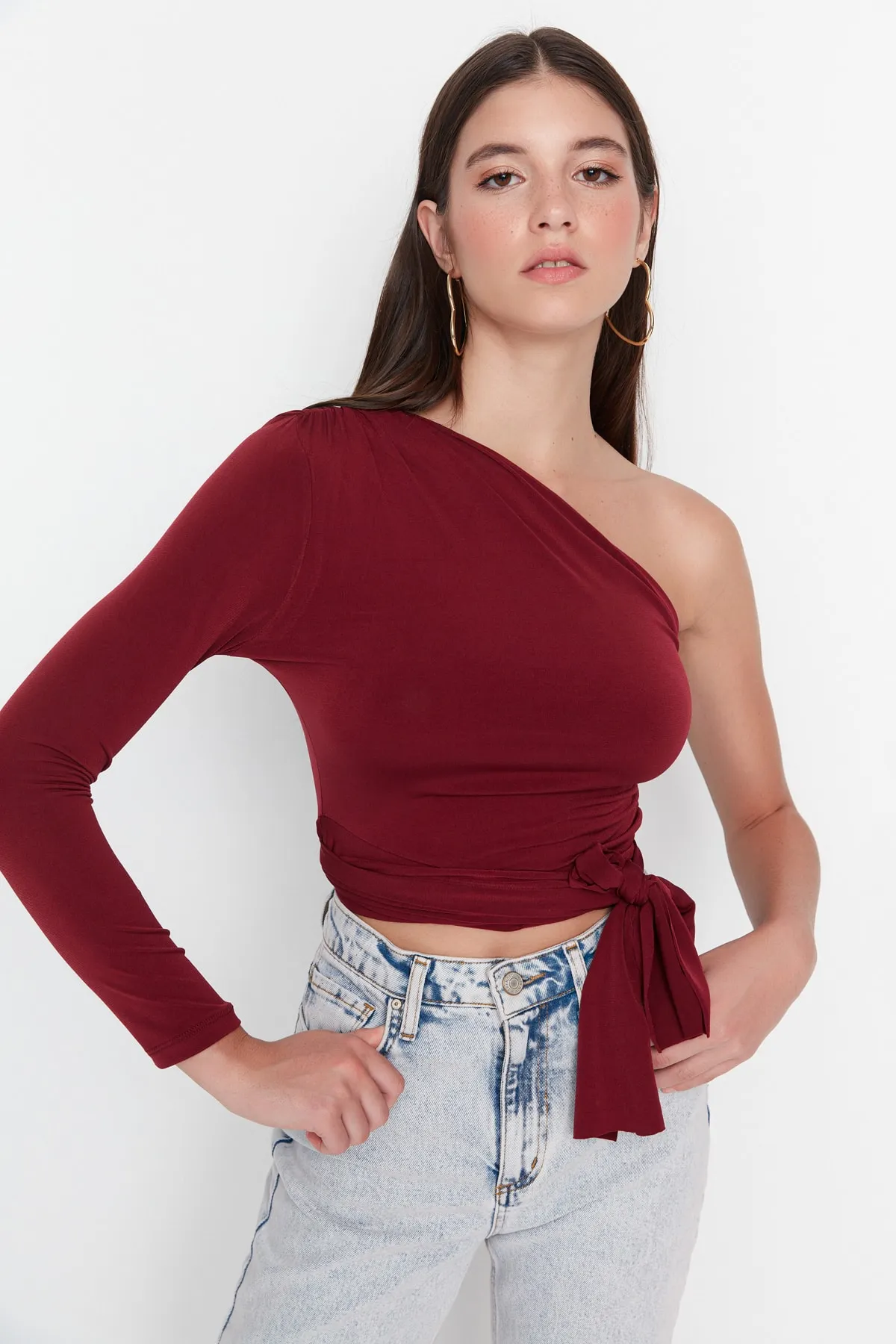 Trendyol Collection  Weinrote, schmal geschnittene, elastische Strickbluse mit einem Ärmel und detailliertem Bindeband TWOAW23BZ00094