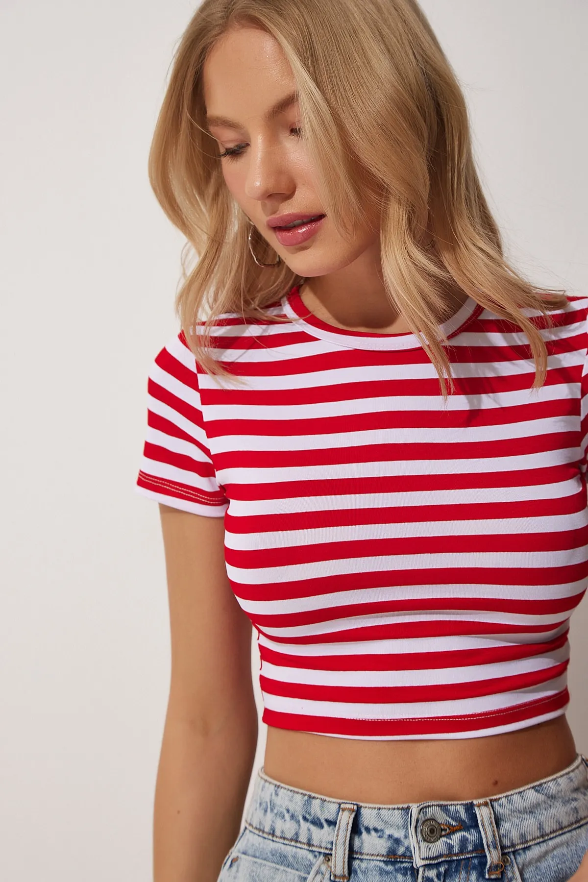 Happiness İstanbul  Rot-weiß gestreiftes, kurzes Strick-T-Shirt für Damen AA00038