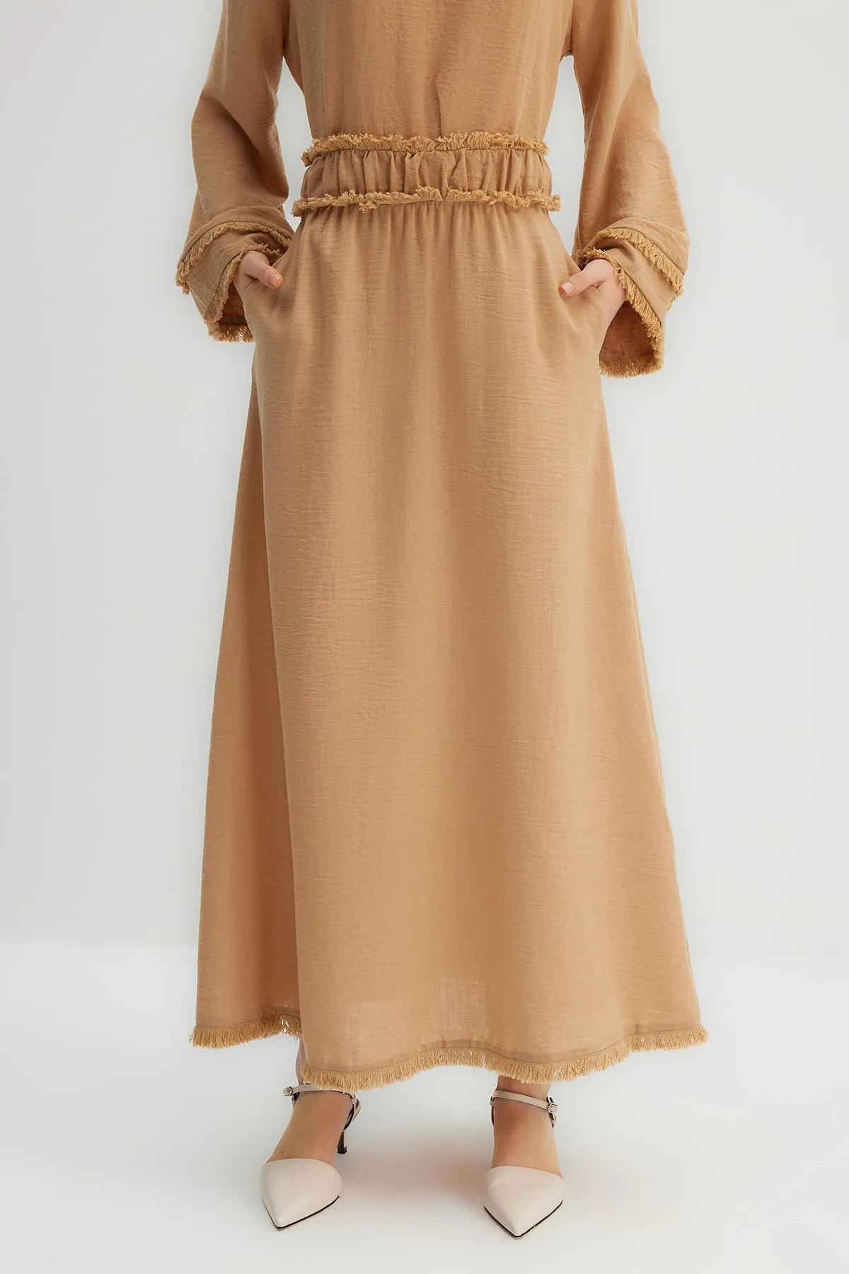 Trendyol Modest  X Kevser Sarıoglu Beigefarbener gewebter Rock mit Quastendetail an der Taille TCLSS23EE00000