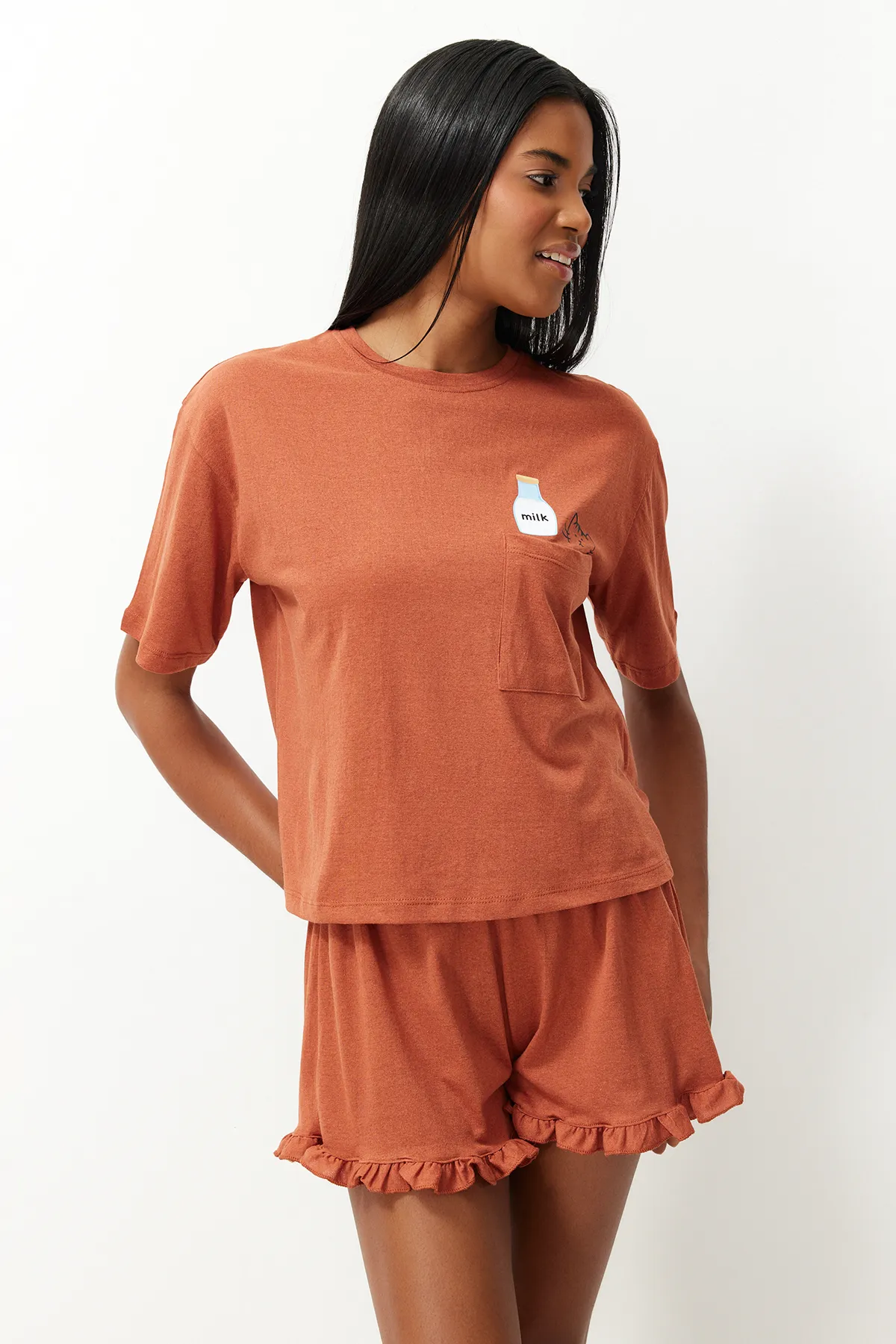 Trendyol Collection  Gestricktes Pyjama-Set aus T-Shirt und Shorts aus bedruckter Baumwolle mit Kachelmuster THMSS22PT0422