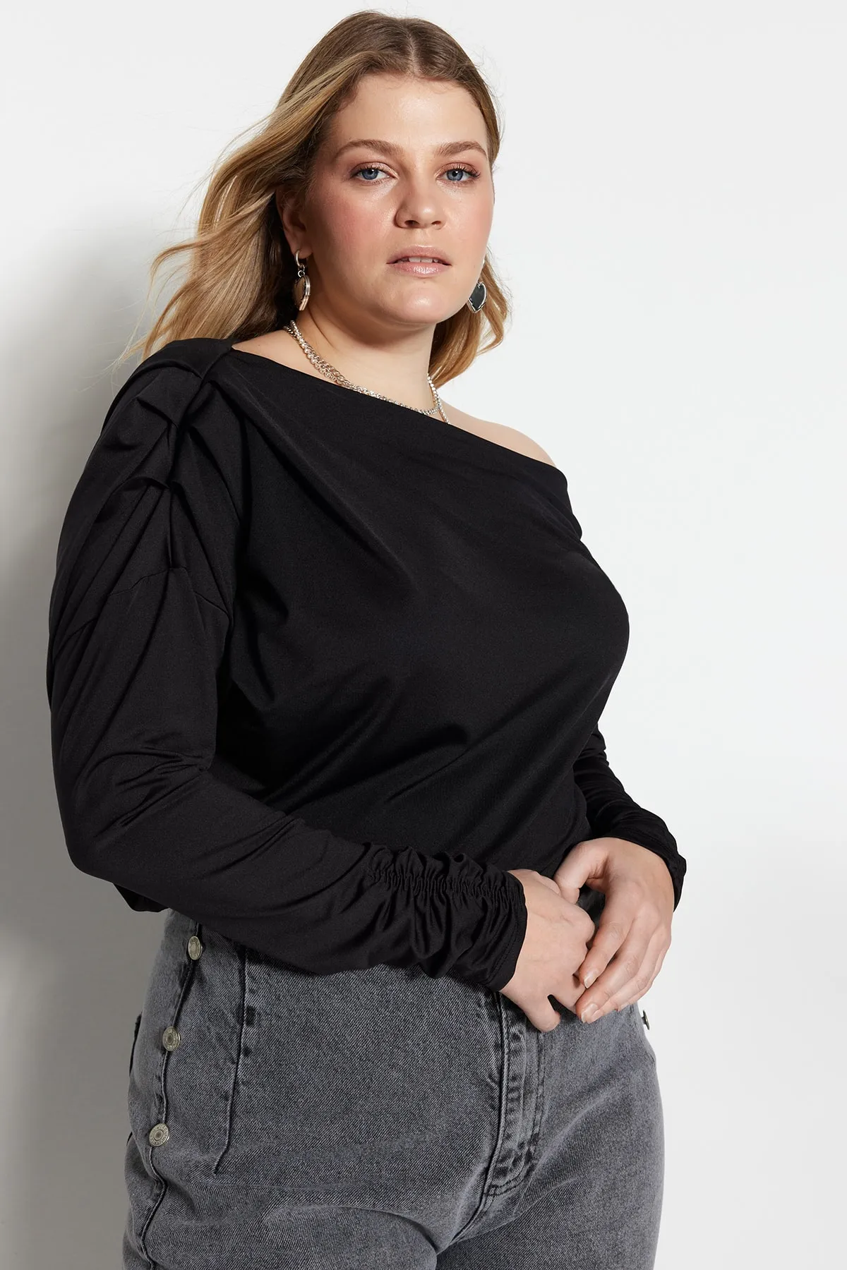 Trendyol Curve  Schwarze Scuba-Schulterdetaillierte, flexible Strickbluse TBBAW23AF00010