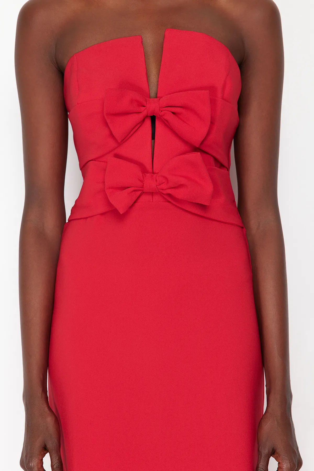 Trendyol Collection  Langes Abendkleid mit rotem Schleifendetail TPRSS24AE00073
