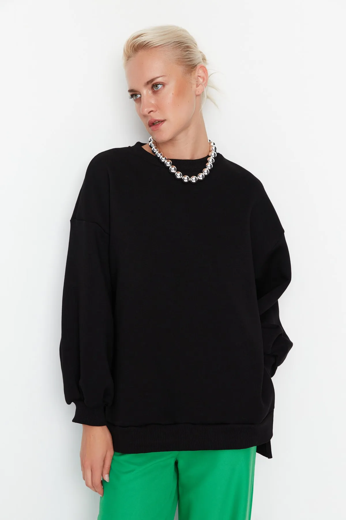Trendyol Collection  Schwarzes Oversize/Wide Fit Strick-Sweatshirt mit Schlitzdetail innen aus dickem Fleece TWOAW23SW00195