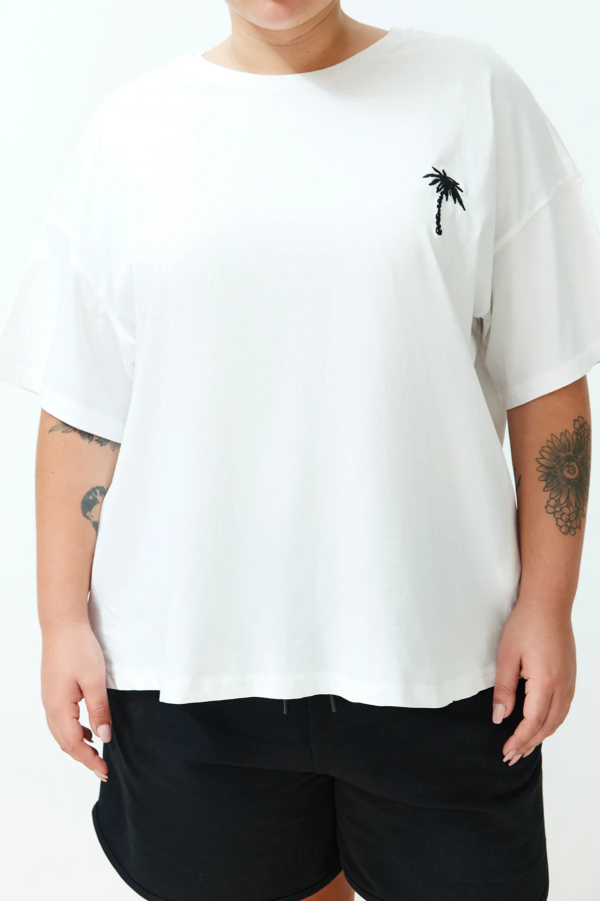 Trendyol Curve  Ecru Unisex-Übergröße, bequemes Paar-Strick-T-Shirt aus 100 % Baumwolle TBSSS24BF00033