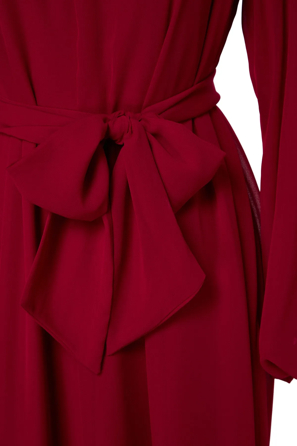 Trendyol Modest  X Kevser Sarıoglu Fuchsia Chiffon-Abendkleid mit drapierten Schultern und Gürtel TCLSS23DB00005