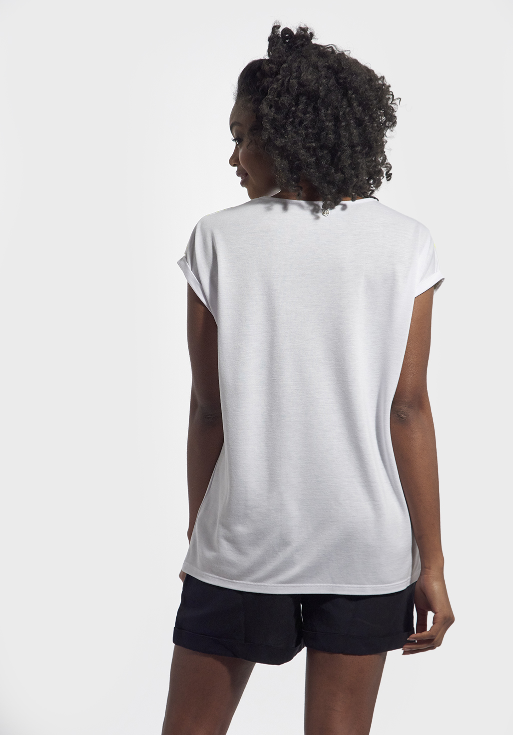 AGHA  T-shirt blanc avec broderie fluo sur le col, coupe large