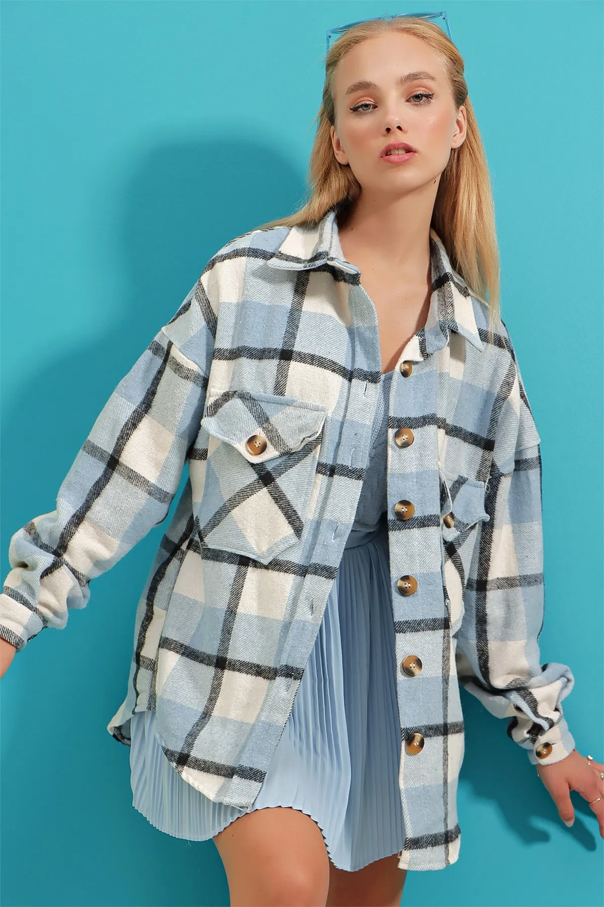 Trend Alaçatı Stili  Himmelblaues, kariertes, gemustertes Baumwollhemd mit Stempelmuster für Damen in Übergröße, Safarijacke, ALC-X7142