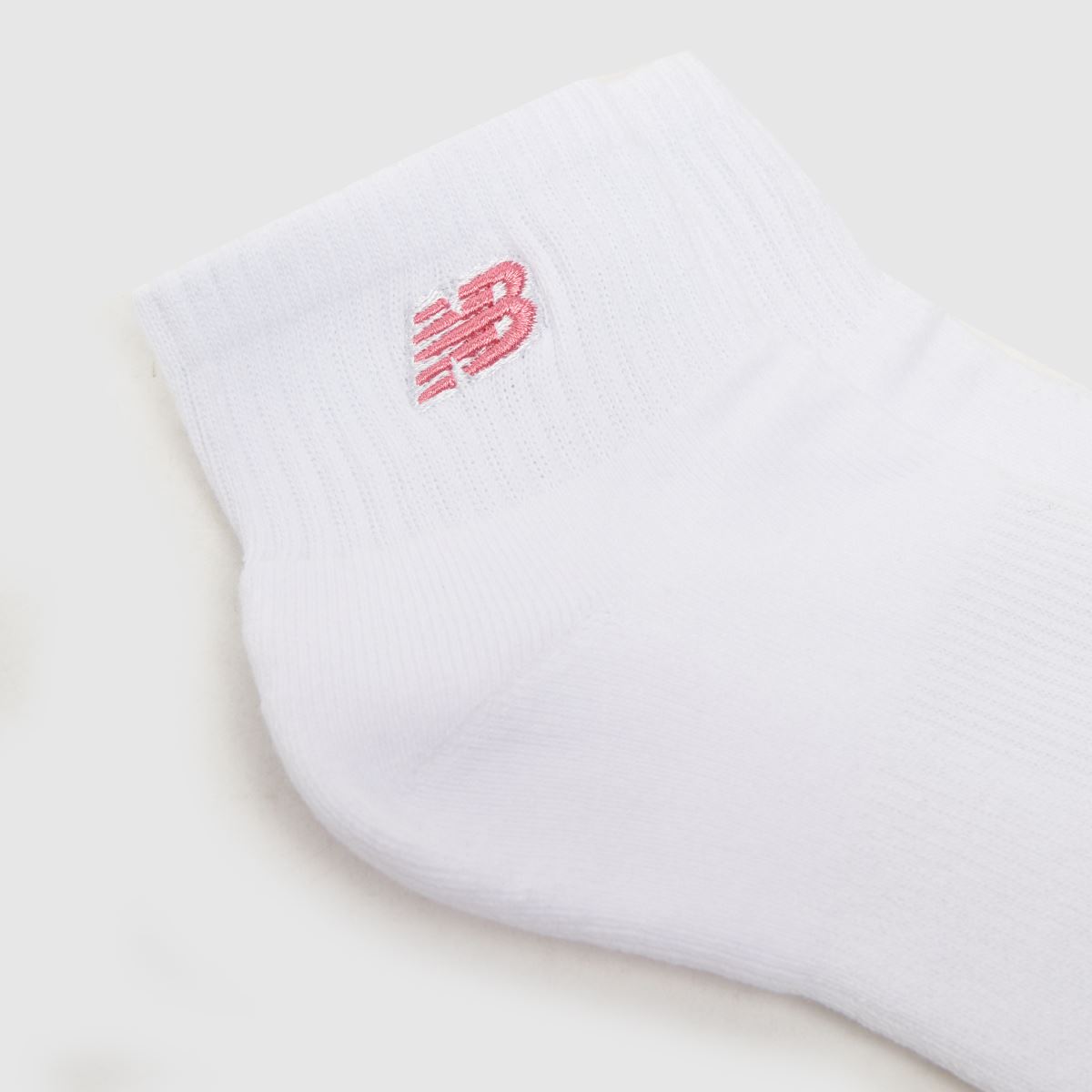 Komplet treh belih nogavic za gležnje z majhnim logotipom New Balance