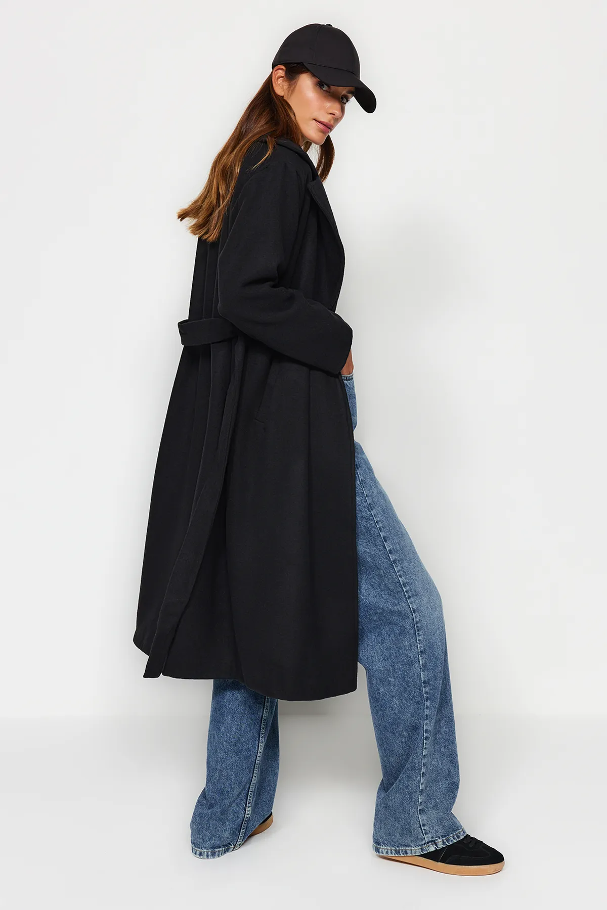 Trendyol Modest  Schwarzer, langer, gefütterter Kaschmirmantel mit Gürtel TCTAW24AB00035