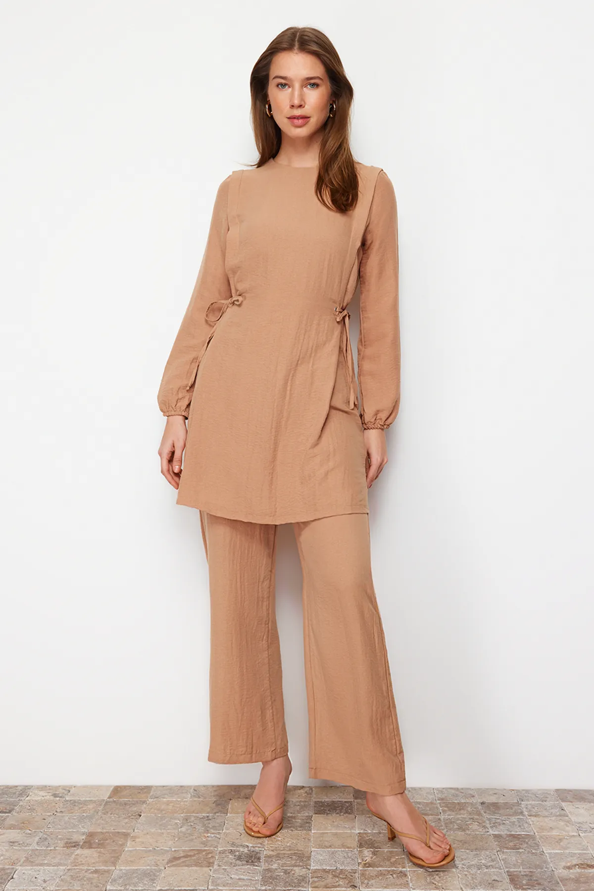 Trendyol Modest  Kamelfarbenes Aerobin Tunika-Hosen-Set mit Ösenbindung TCTAW22US0092