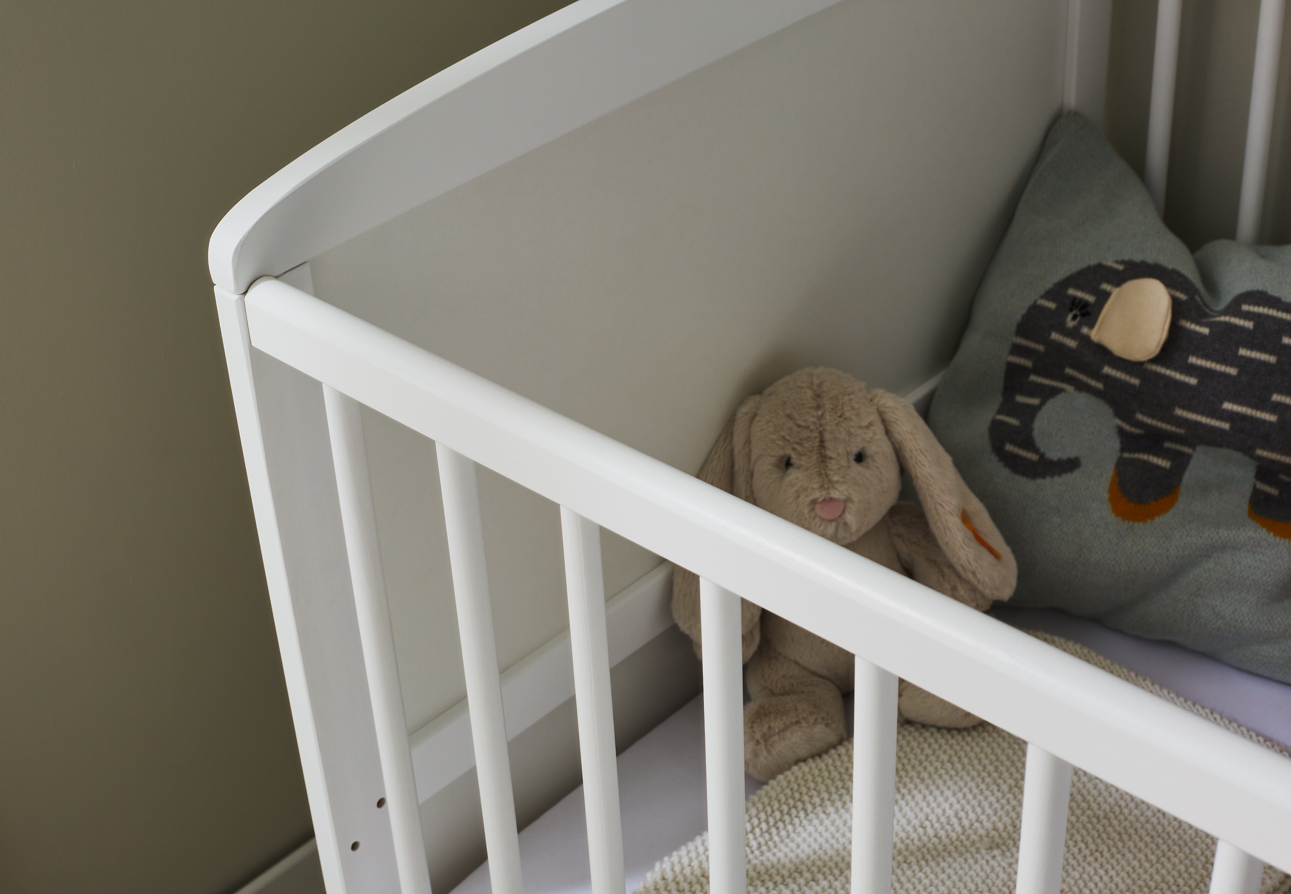 Kids Collective Babybett Kinderbett 70x140 cm umbaubares Gitterbett höhenverstellbar, herausnehmbare Sprossen optional mit Matratze, weiss Vollholz Kiefer