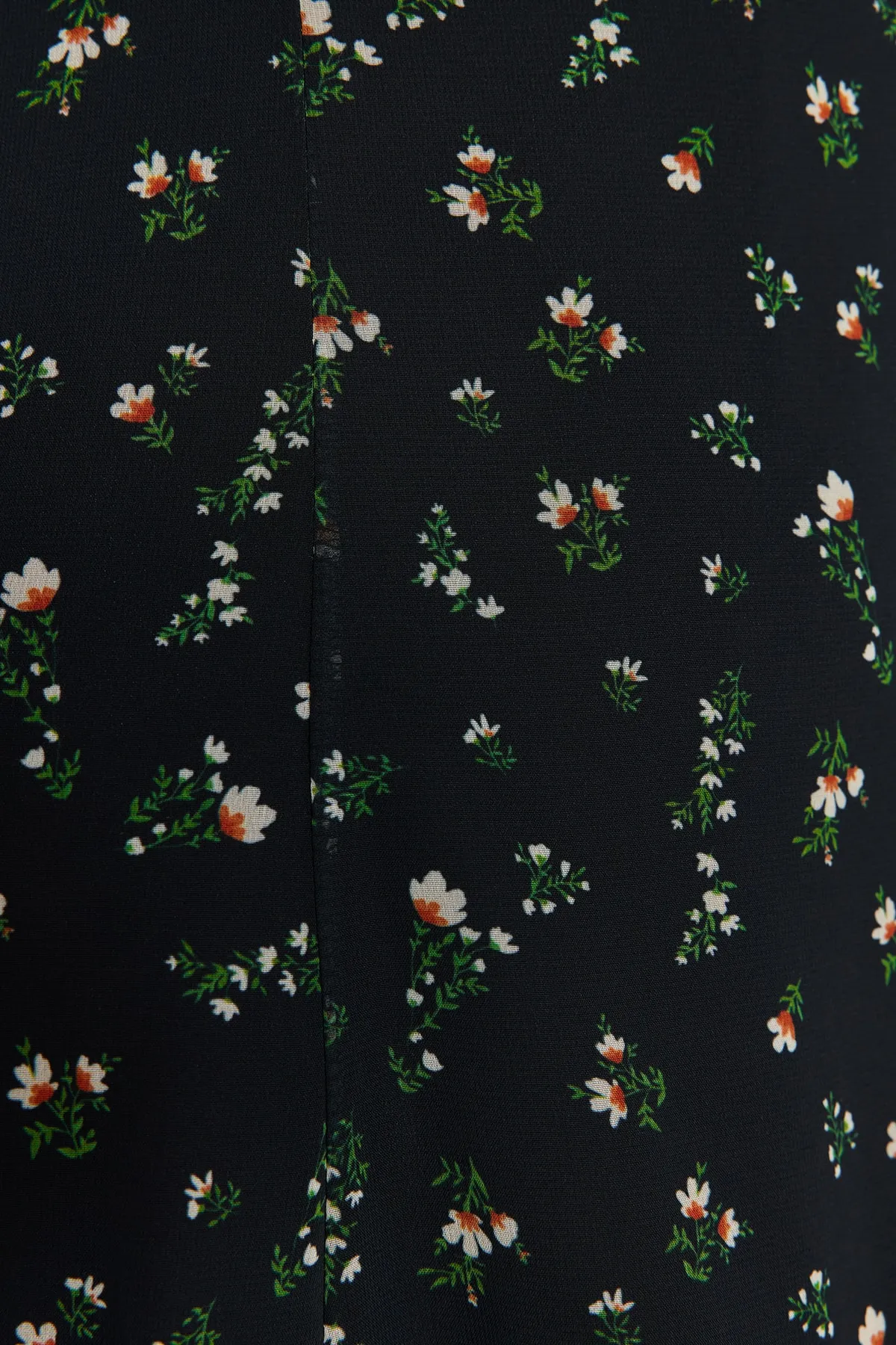 Trendyol Collection  Schwarzes, mit Blumenmuster bedrucktes Mini-Kleid aus Chiffon mit Futter und V-Ausschnitt TWOAW24EL00320