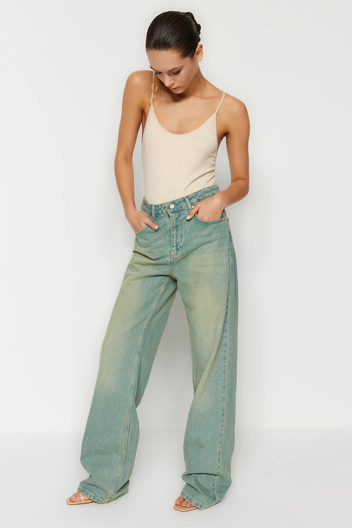 Trendyol Collection  Jeans mit hoher Taille und weitem Bein in blassblauem Vintage-Effekt TWOSS23JE00166