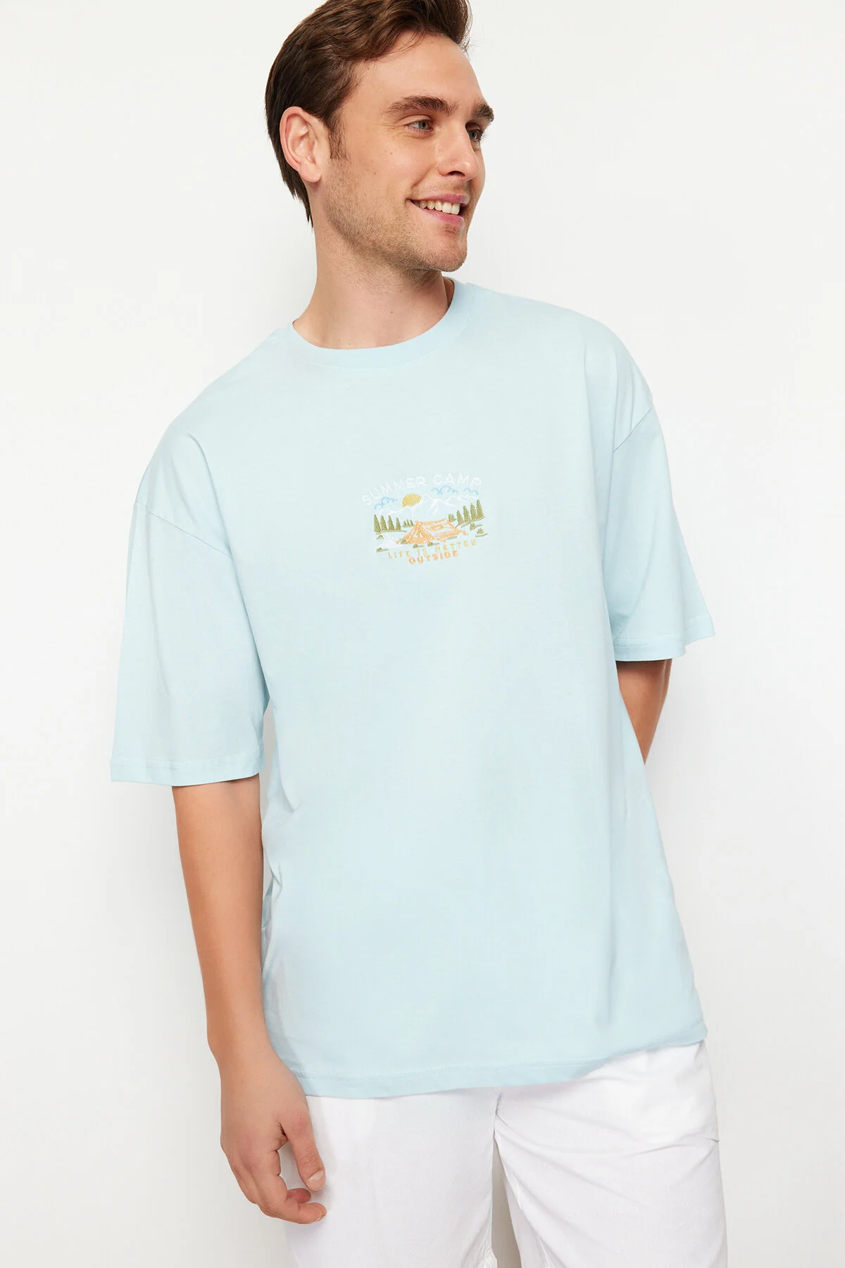 Trendyol Collection  Blaues, übergroßes/weit geschnittenes, kurzärmliges, landschaftlich besticktes T-Shirt aus 100 % Baumwolle TMNSS23TS00243