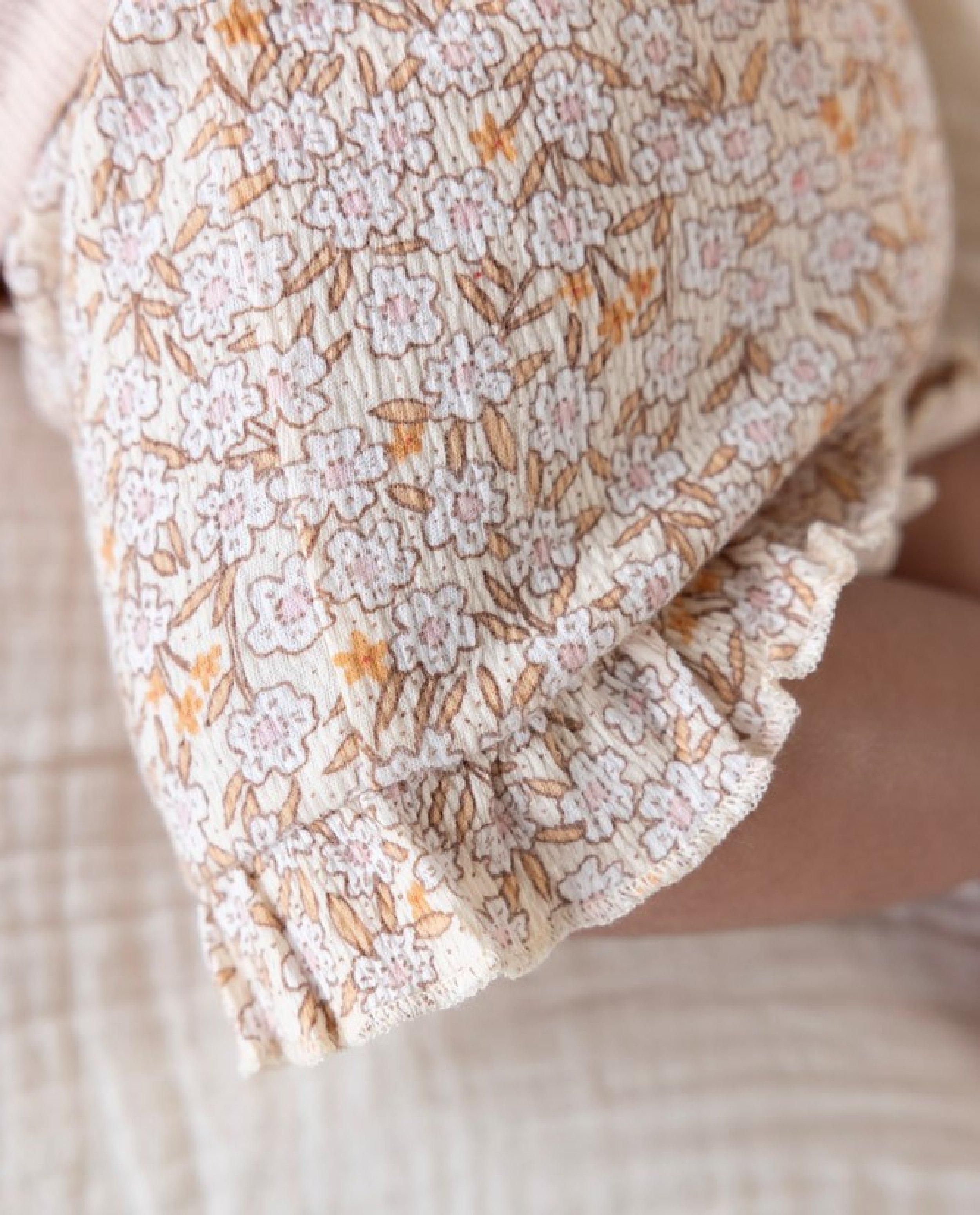 Pantaloni scurți Feetje cu imprimeu floral portocaliu deschis
