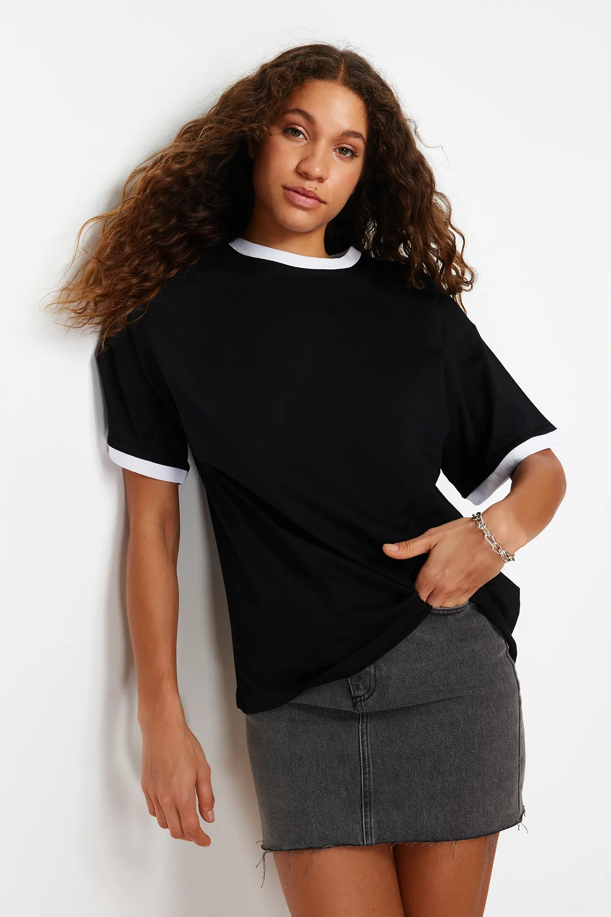 Trendyol Collection  Schwarzes Strick-T-Shirt mit Kontrastkragen und Streifen aus 100 % Baumwolle, übergroßer/entspannter Schnitt, TWOSS24TS00052