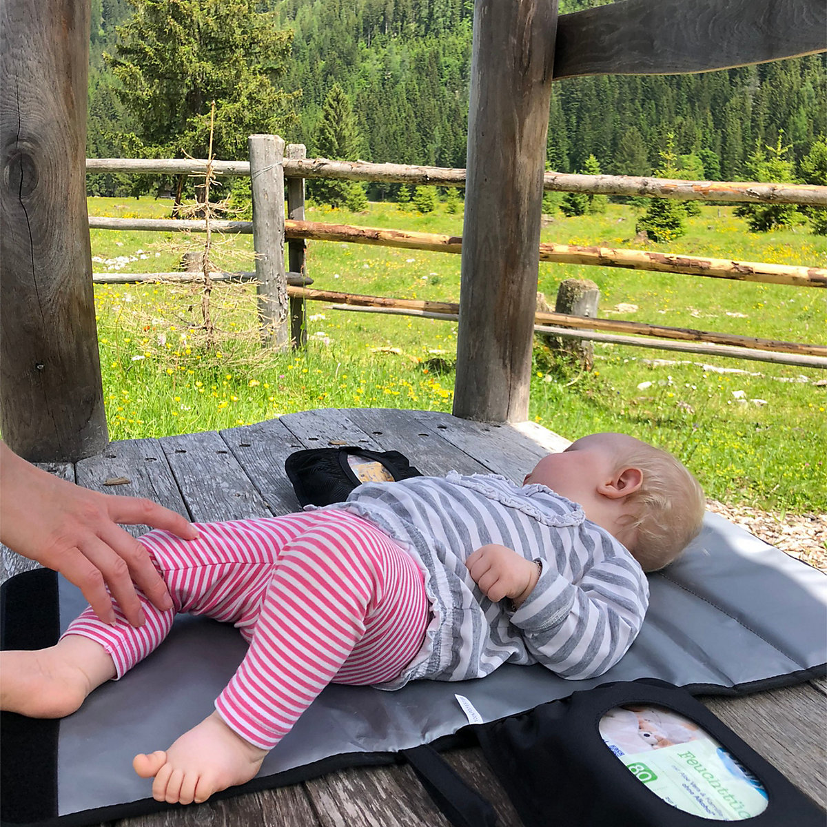 Große Wickelunterlage mit Schmetterlingsmuster ideal für unterwegs mit Babys inkl. 2x Kinderwagenhaken