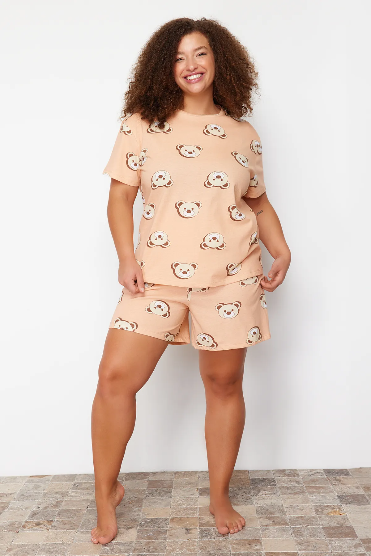 Trendyol Curve  Lachsfarbenes Pyjama-Set aus Baumwollstrick mit Teddybär-Aufdruck TBBSS23AI00022
