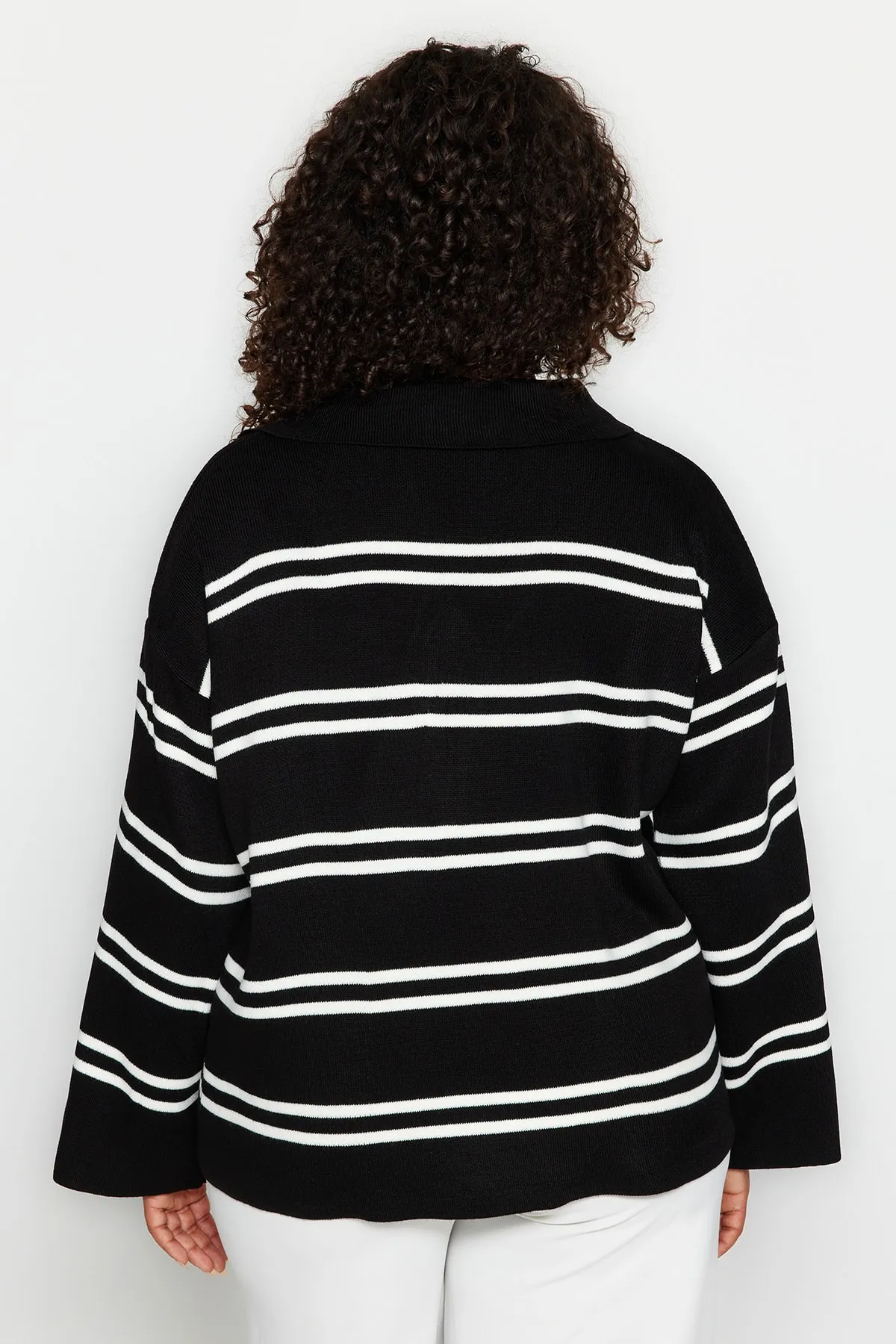 Trendyol Curve  Schwarz gestreifter Strickpullover TBBAW24AN00013