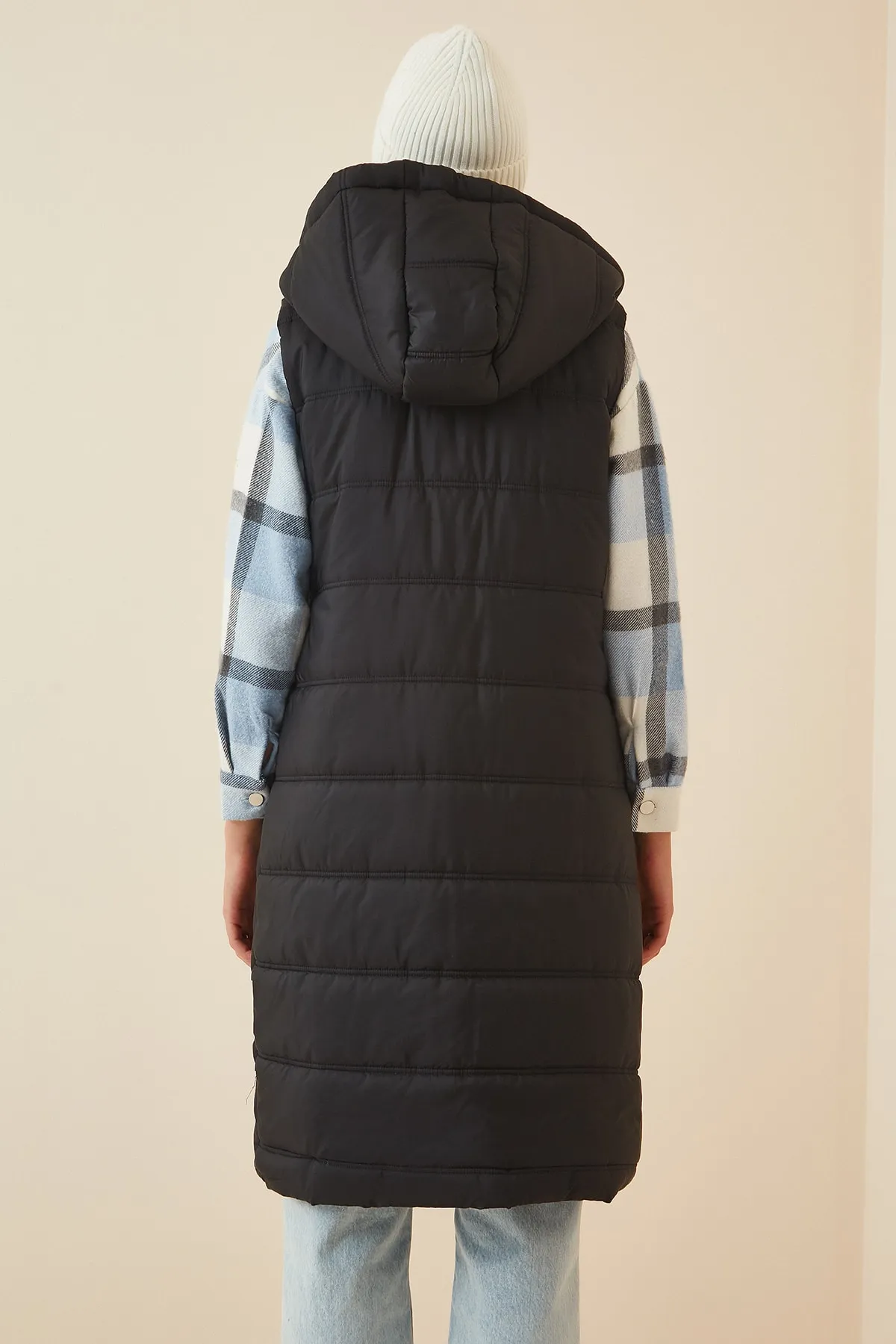 Happiness İstanbul  Schwarze, ärmellose Pufferweste mit Kapuze für Damen DD01010