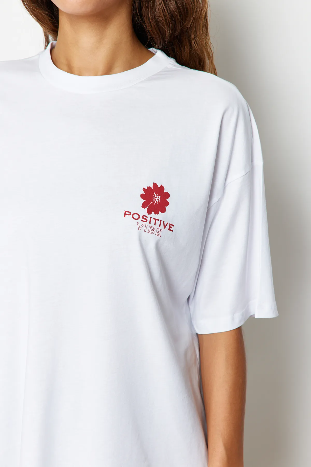 Trendyol Collection  Weißes Strick-T-Shirt mit Rundhalsausschnitt aus 100 % Baumwolle mit Aufdruck auf der Rückseite und weiter Passform TWOSS23TS00321