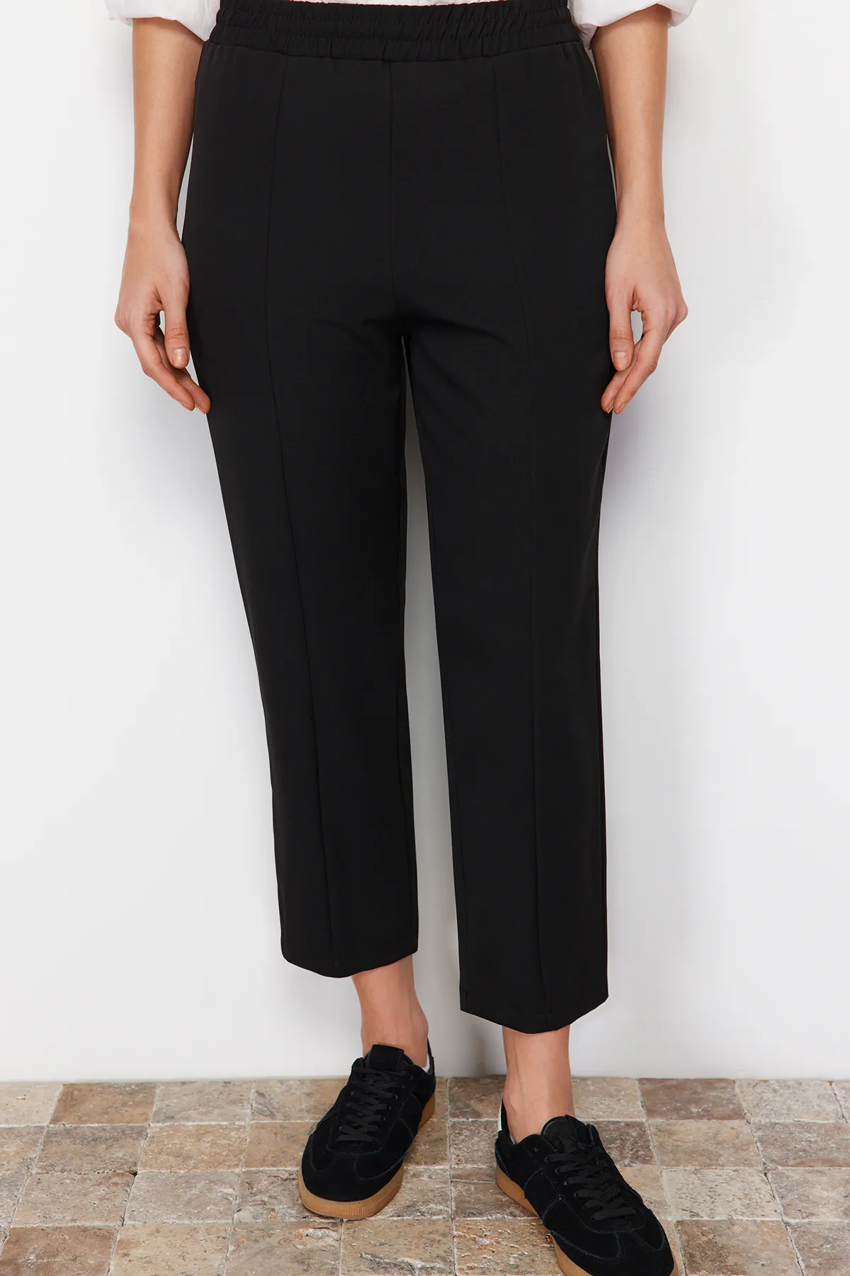 Trendyol Modest  Schwarze gewebte Hose mit elastischem Bund und Rippendetails und geradem Schnitt TCTSS21PL0570