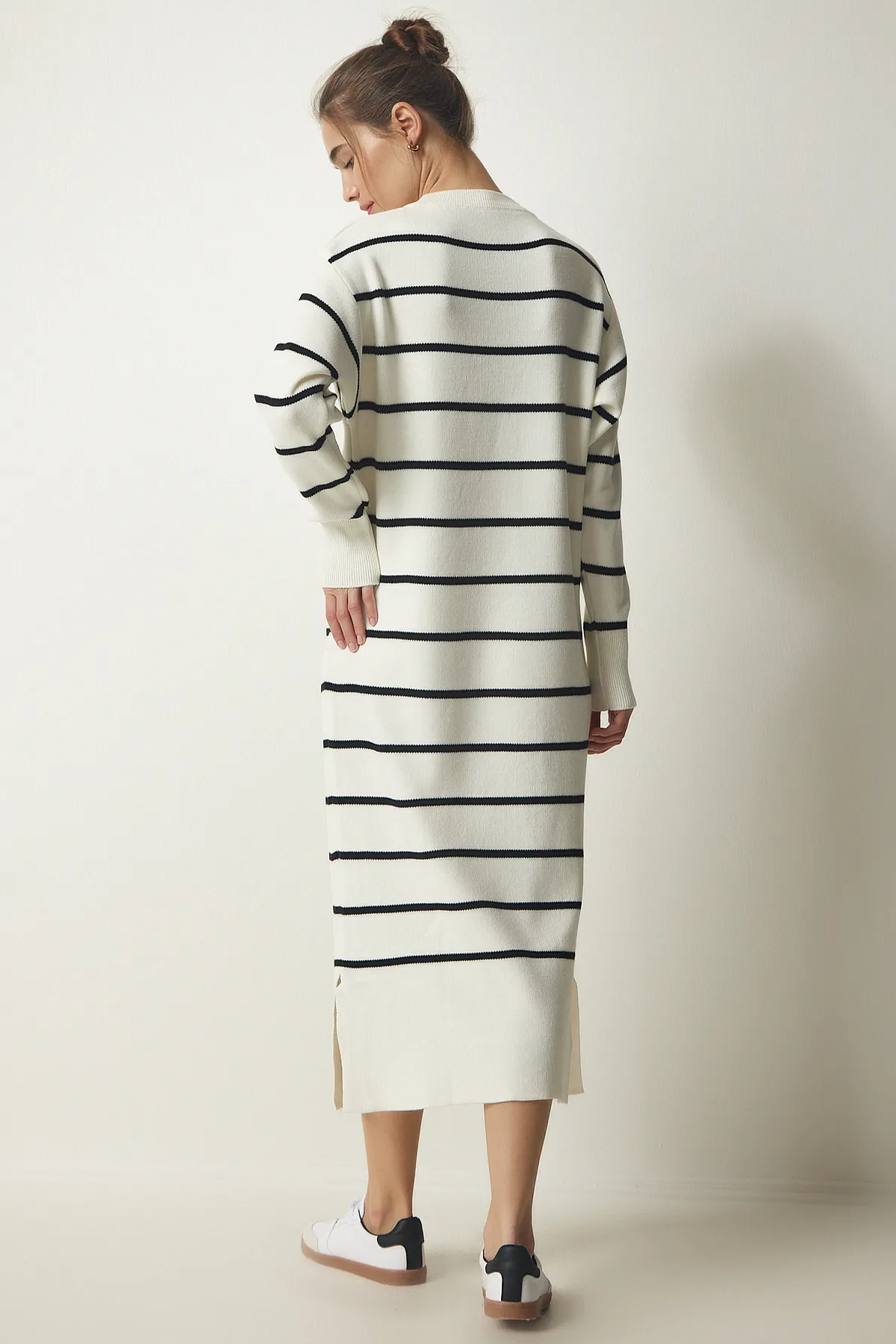 Happiness İstanbul  Ecru gestreiftes Saran-Strickkleid für Damen MU00011