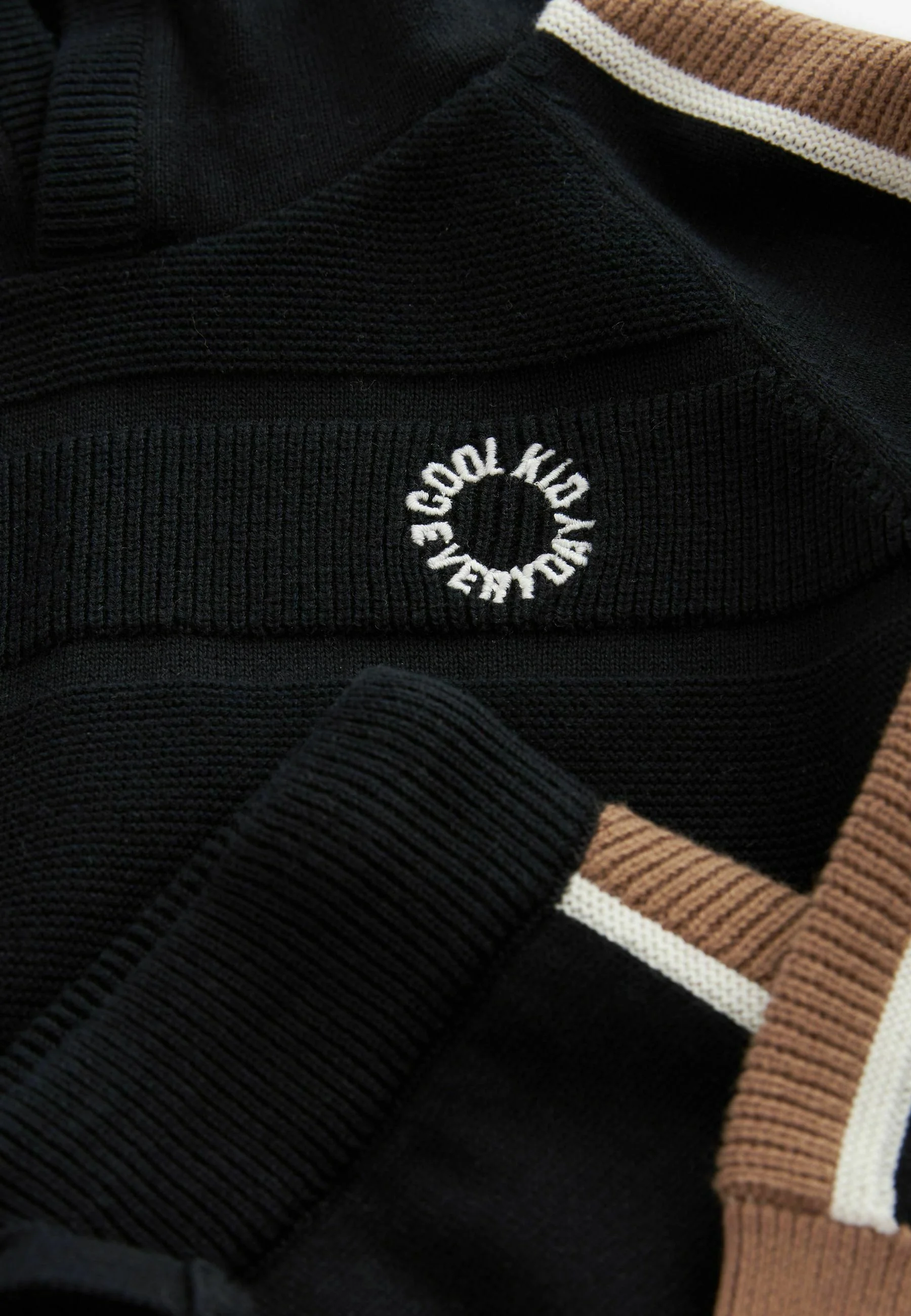 Siguiente CONJUNTO ESTÁNDAR - Sudadera con capucha