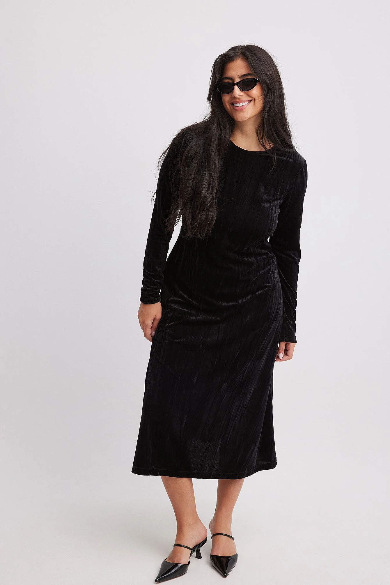 Samt-Midikleid mit tiefem Rückenausschnitt
