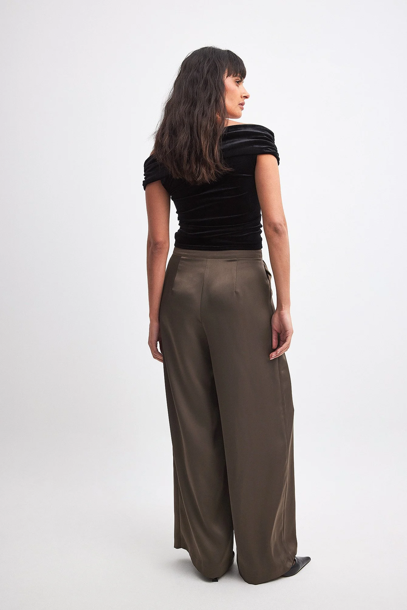 Fließende Satinhose mit hoher Taille