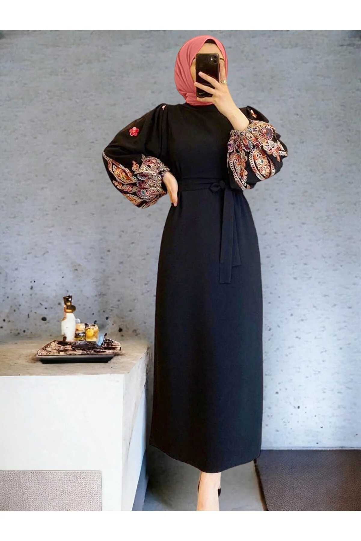 Modamorfo  Bleistiftkleid mit Schnürung und besticktem Tüll an den Ärmeln