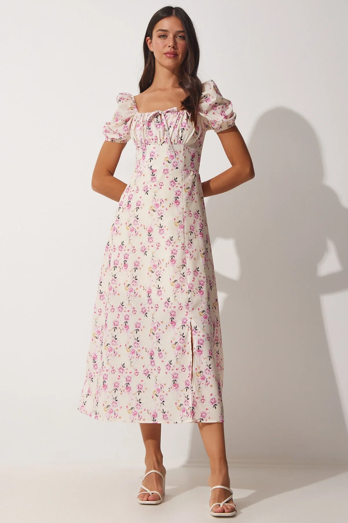 Happiness İstanbul  Cremefarbenes Damen-Sommerkleid mit gerafftem Kragen und floraler Satinoberfläche FF00125