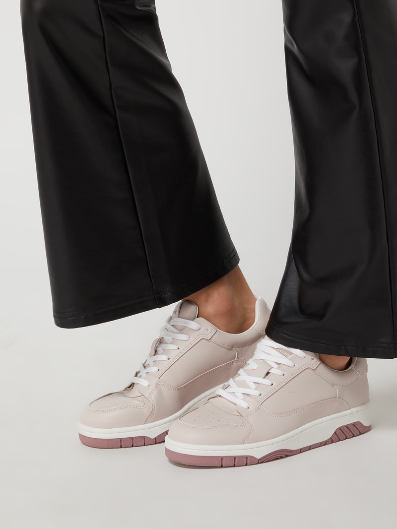 Sneaker mit Label-Details in beige