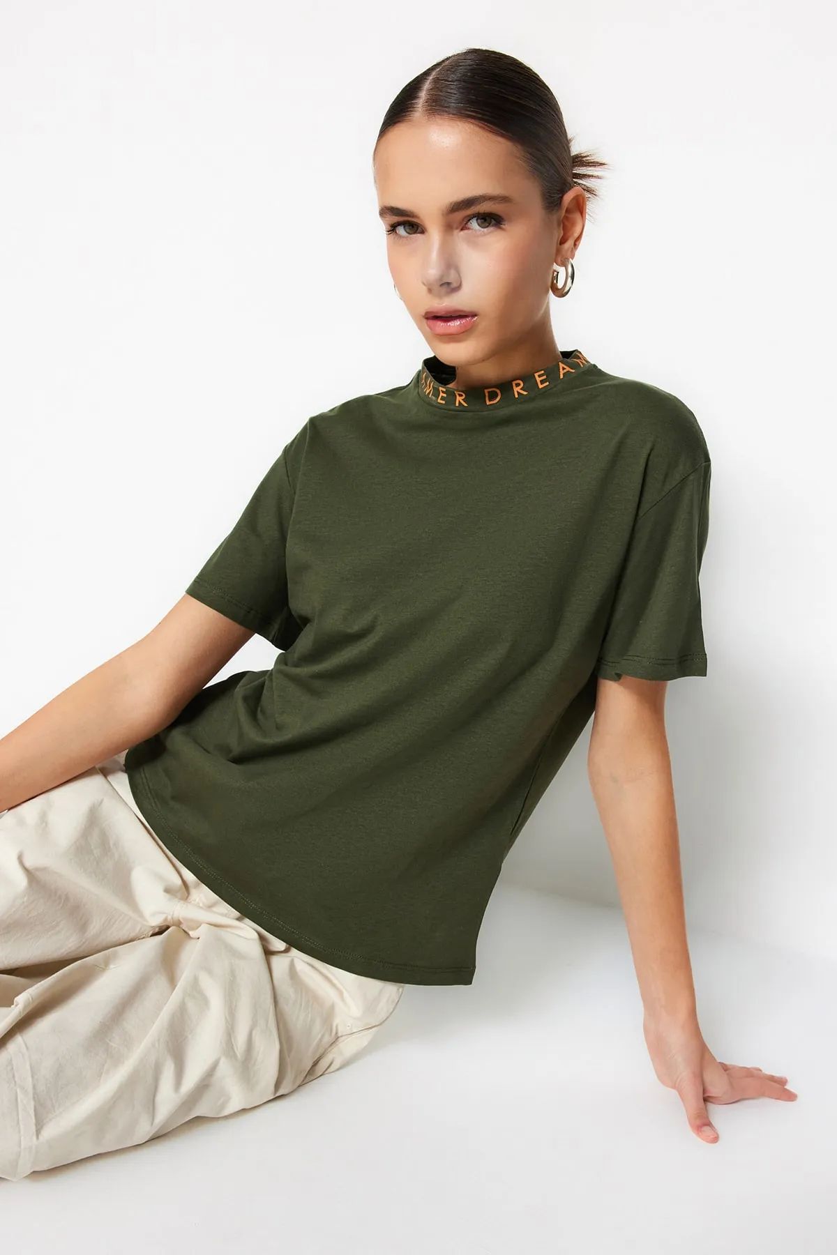 Trendyol Collection  Grünes Basic-Strick-T-Shirt aus 100 % Baumwolle mit Slogan-Print und Stehkragen TWOAW20TS0099