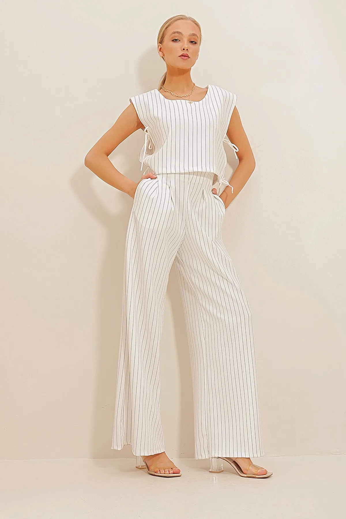 Trend Alaçatı Stili  Weißes Crop-Top und Palazzo-Hose mit Streifen für Damen, Doppelset ALC-X10645