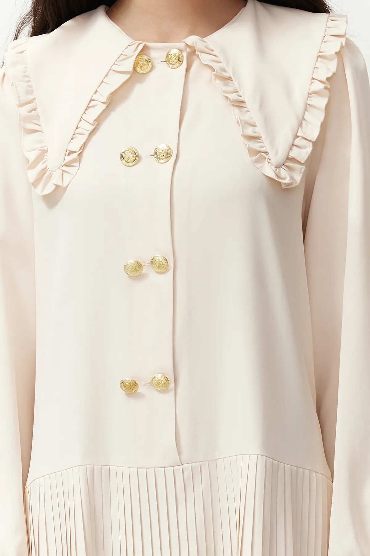 Trendyol Modest  Beiges plissiertes Kleid aus Webstoff mit Babykragen und goldenen Knöpfen TCTSS24EB00196