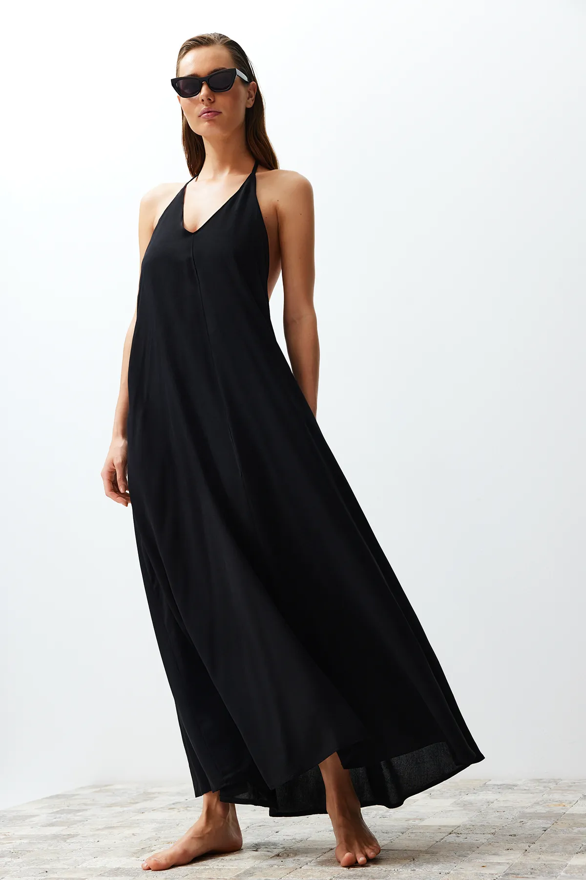 Trendyol Collection  Schwarzes Maxi-Strandkleid mit gewebtem Rücken und tiefem Ausschnitt TBESS24EL00022