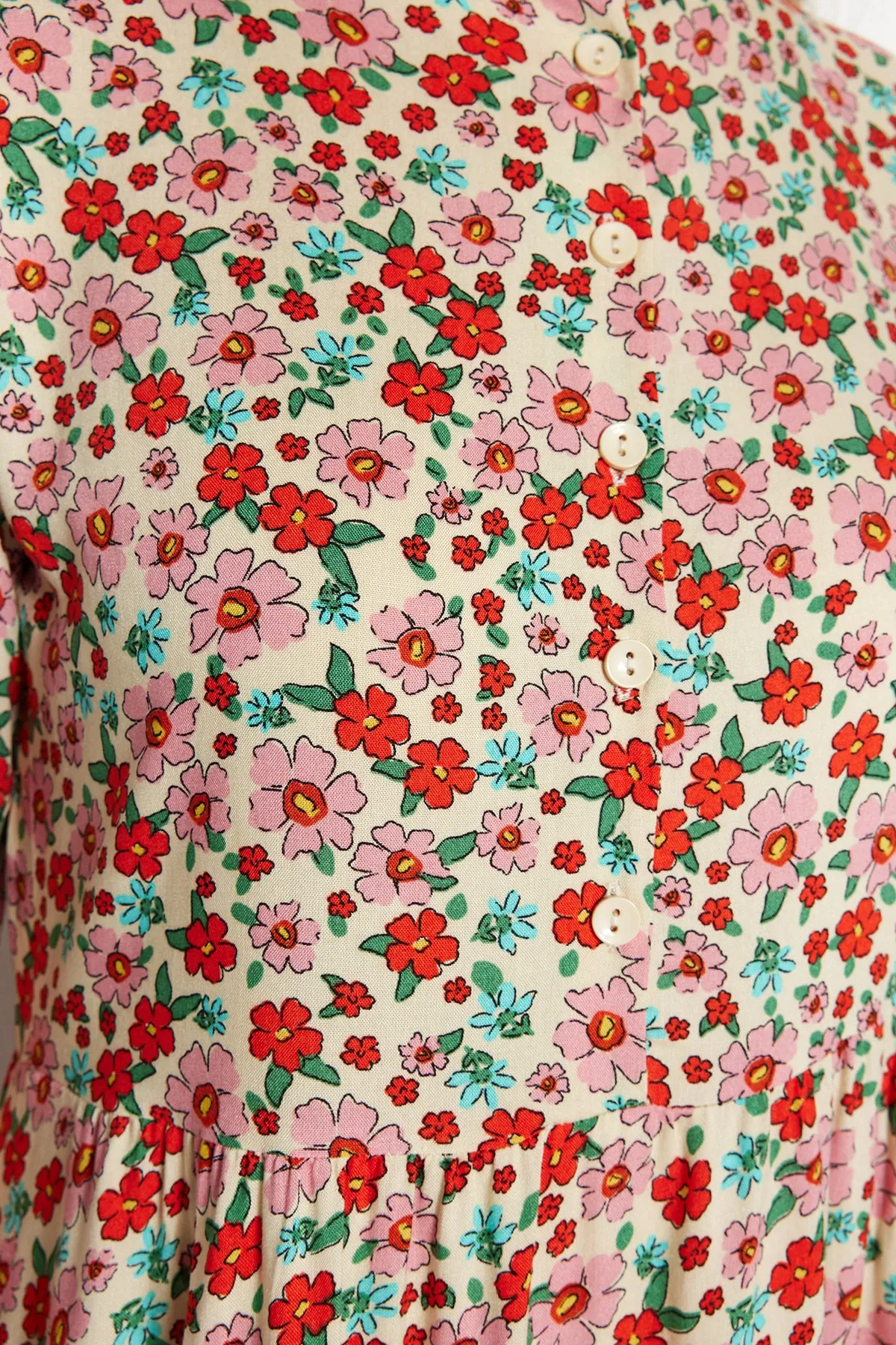 Trendyol Modest  Mehrfarbiges Kleid aus 100 % Viskosegewebe mit halber Knopfleiste und Blumendruck TCTSS23EB00298