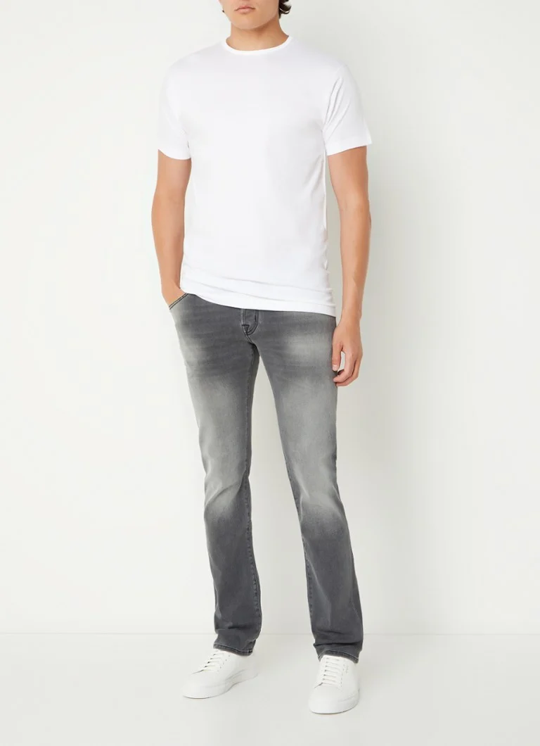 Blugi slim fit Nick de la Jacob Cohen, cu efect uzat.
