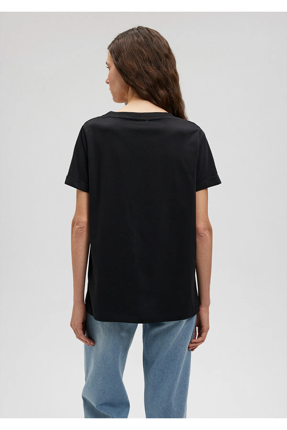 Mavi  Schwarzes Basic-T-Shirt mit V-Ausschnitt, reguläre Passform / normaler Schnitt 166248-900