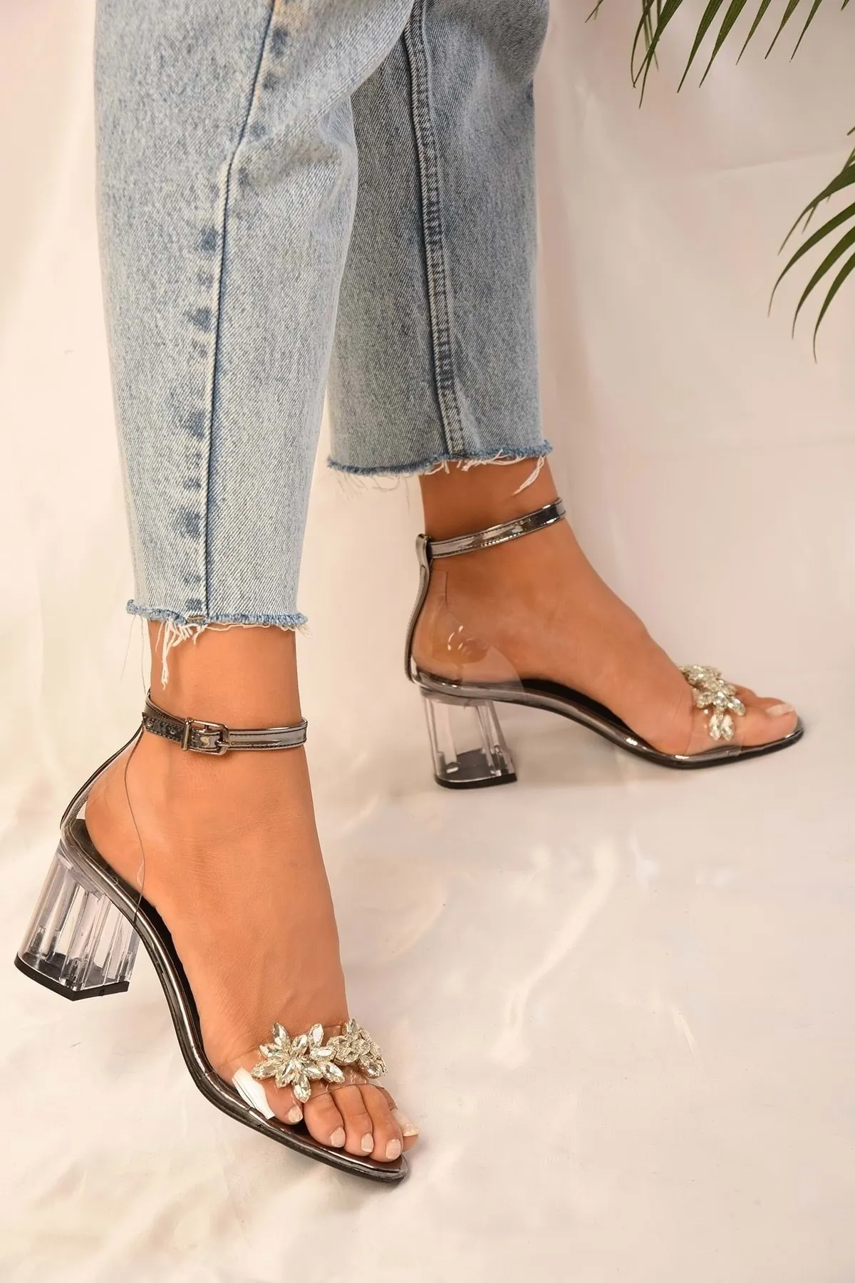 Shoeberry  Damen-Schuhe „Maggie Platinum“ mit transparentem Steinabsatz und einem Riemen