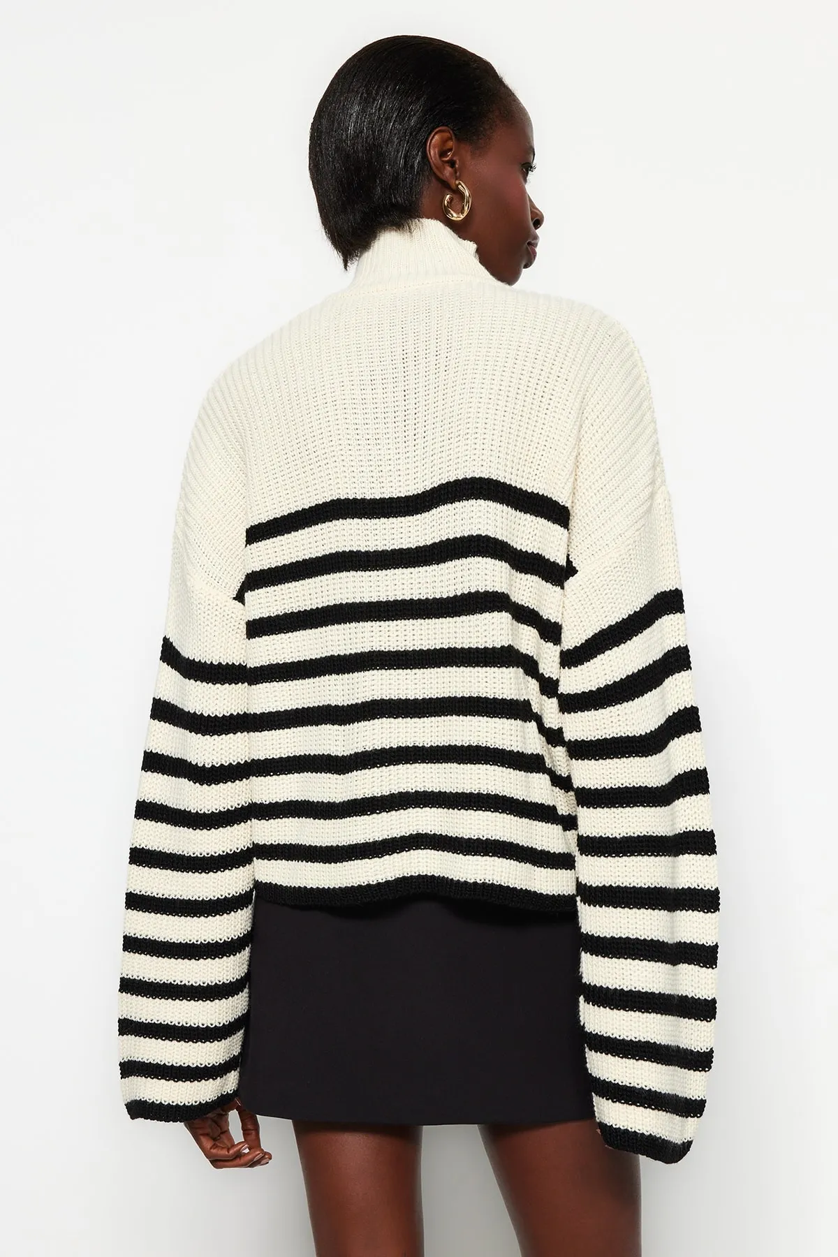 Trendyol Collection  Ecrufarbener, gestreifter Strickpullover mit Rundhalsausschnitt und weiter Passform TWOAW24KZ00165