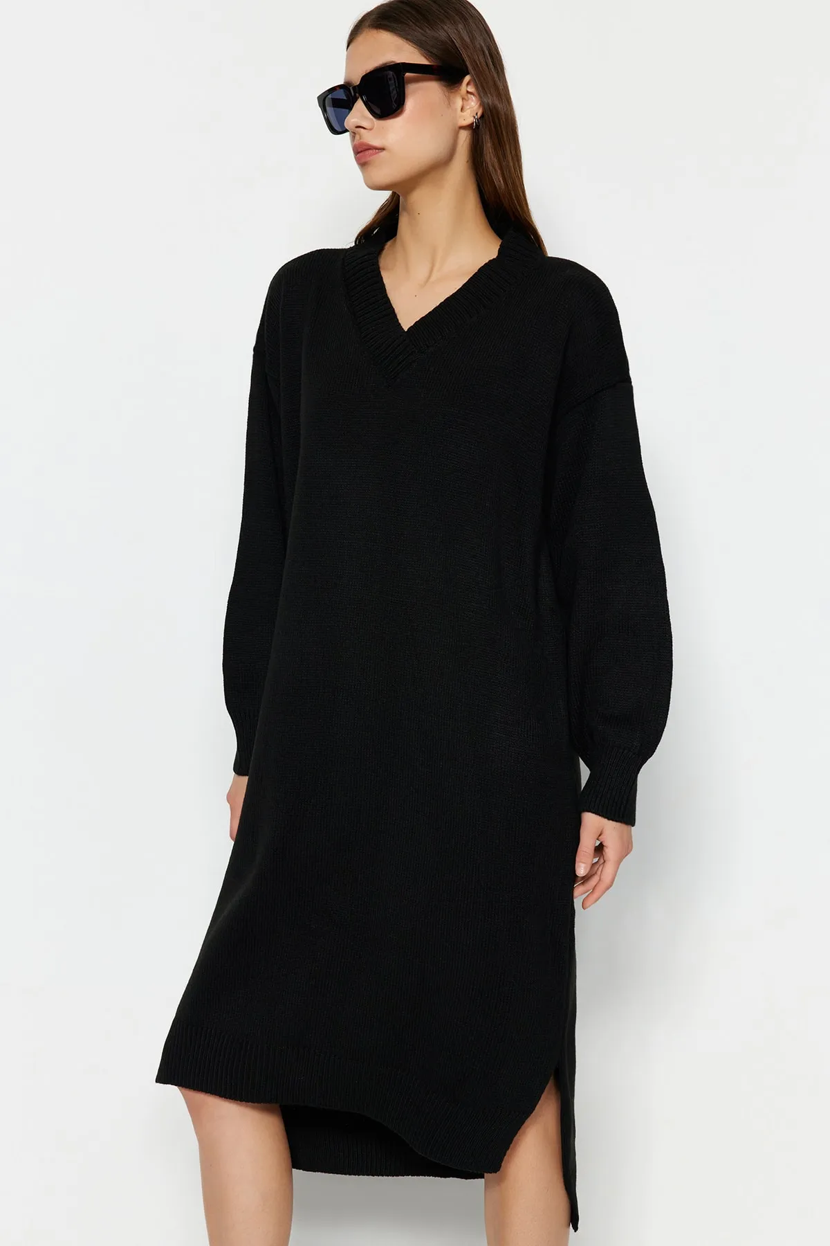 Trendyol Collection  Schwarzes Maxi-Strickkleid mit V-Ausschnitt TWOAW23EL00642