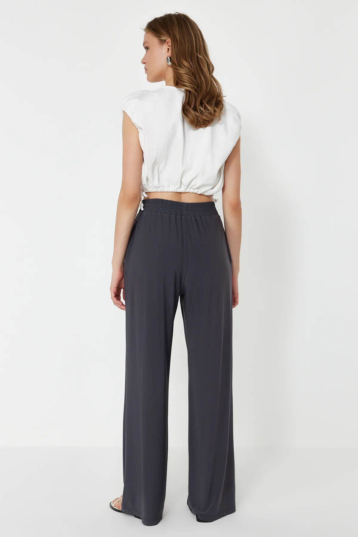 Trendyol Collection  Anthrazitfarbene Hose mit weitem Bein und bequemem Schnitt und hoher Taille, dehnbar, TWOSS23PL00129